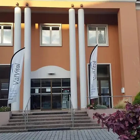 Appartement Meublé Du 25 N6 étage 2 *